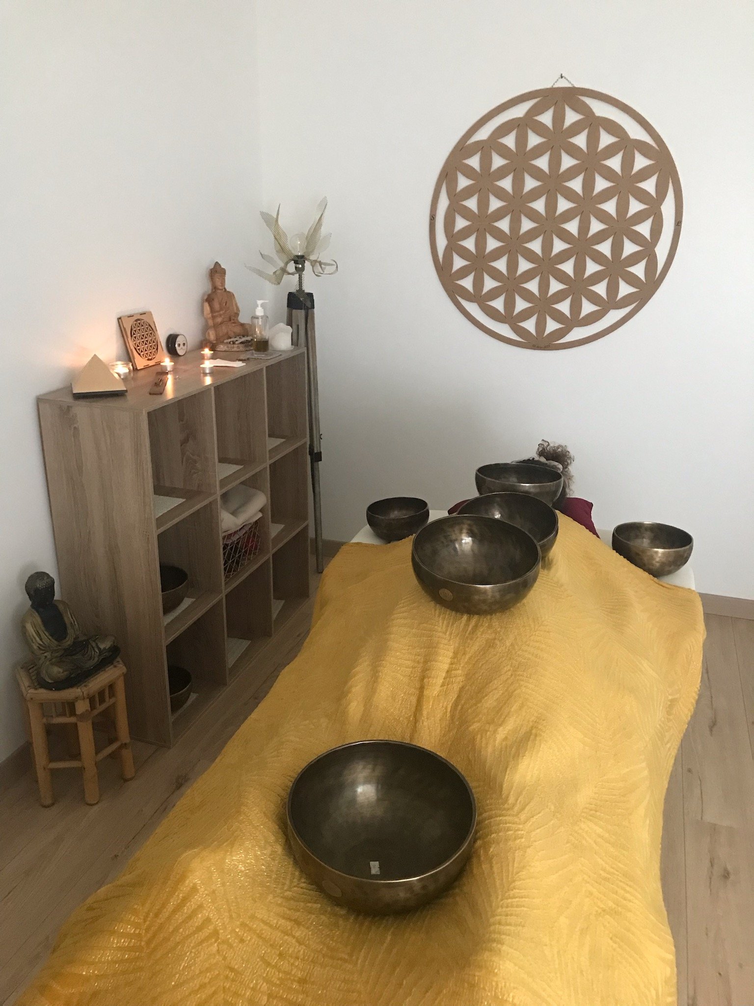 Table de massage et bols tibétains pour massage sonore